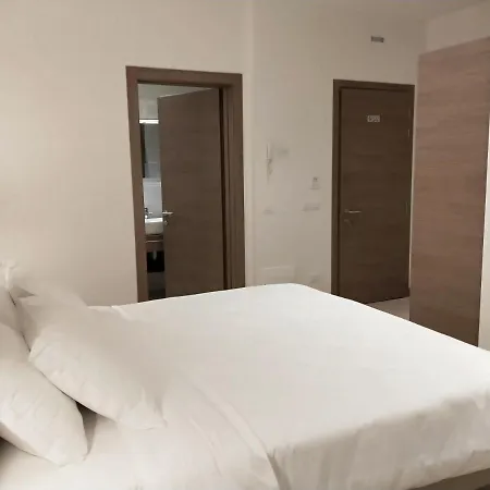 Διαμέρισμα Via Poma Apartments&rooms *